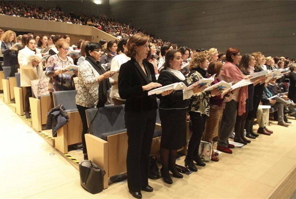 Los cantantes aficionados participan en este gran proyecto musical.