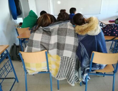 Abrigos, guantes, bufandas y mantas. Así acuden a clase los alumnos del IES Julio Verne