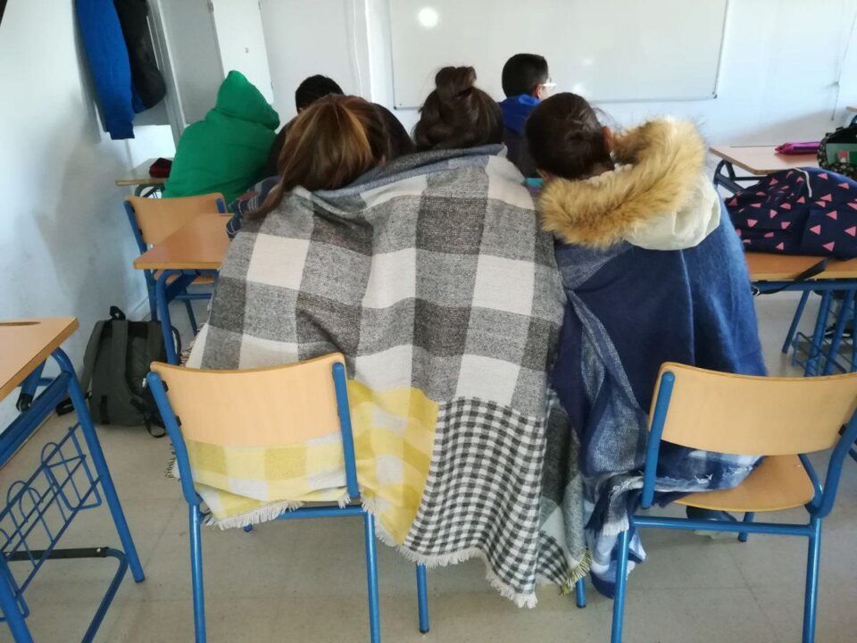 Mantas y abrigos para combatir el frío en el IES Julio Verne de Sevilla.