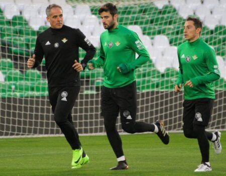 Guardado y Narváez entrenan con el grupo en la vuelta al trabajo del Real Betis