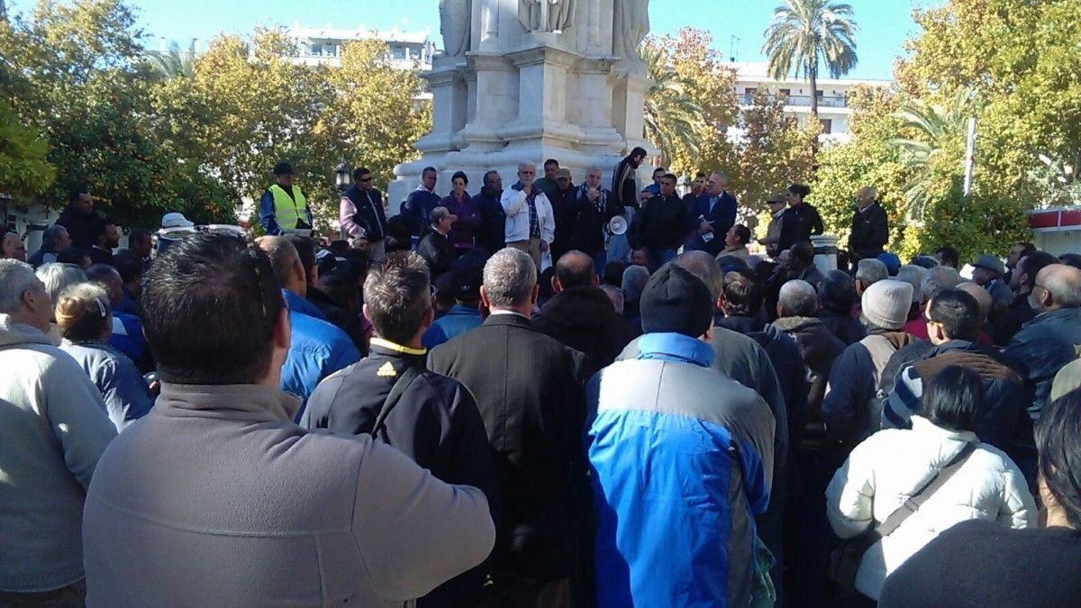 La protesta se ha desarrollado en la Plaza Nueva.