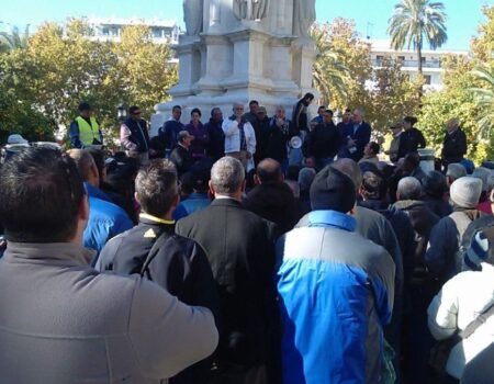 Protestan contra la clausura del mercadillo del Charco de la Pava