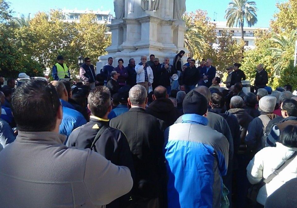 La protesta se ha desarrollado en la Plaza Nueva.