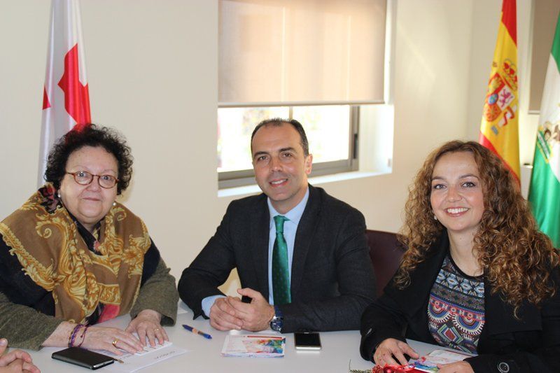 Javier MIllán junto a la presidenta de Cruz Roja, Amalia Gómez y la parlamentaria Marta Escrivá.