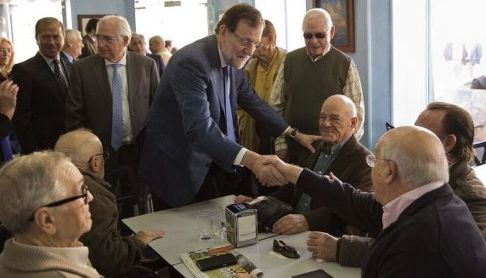 Rajoy saluda a un grupo de pensionistas.