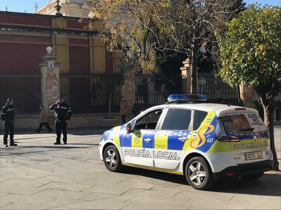 Policia Local controlando los accesos al centro de Sevilla
