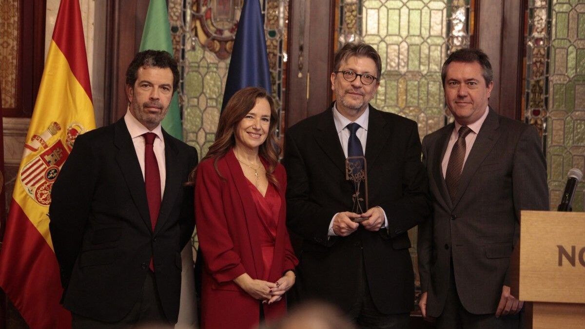 Ignacio Camacho, recogiendo el galardón.