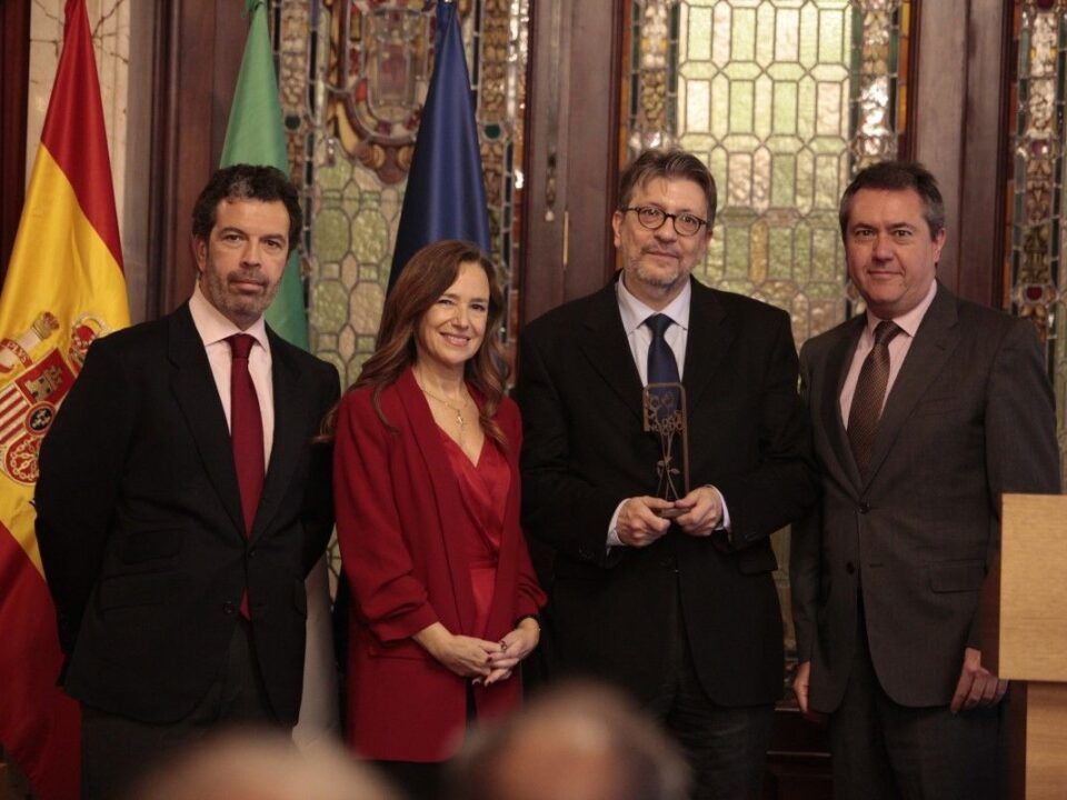 Ignacio Camacho, recogiendo el galardón.