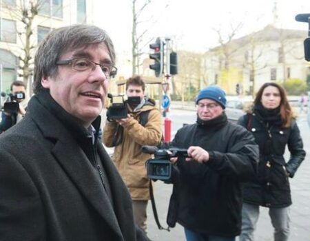 Alemania pone en libertad bajo fianza a Puigdemont
