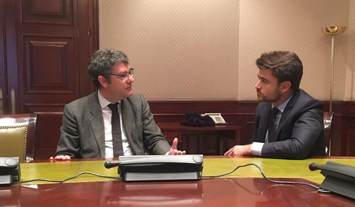 Encuentro entre el portavoz popular y el ministro de energía.