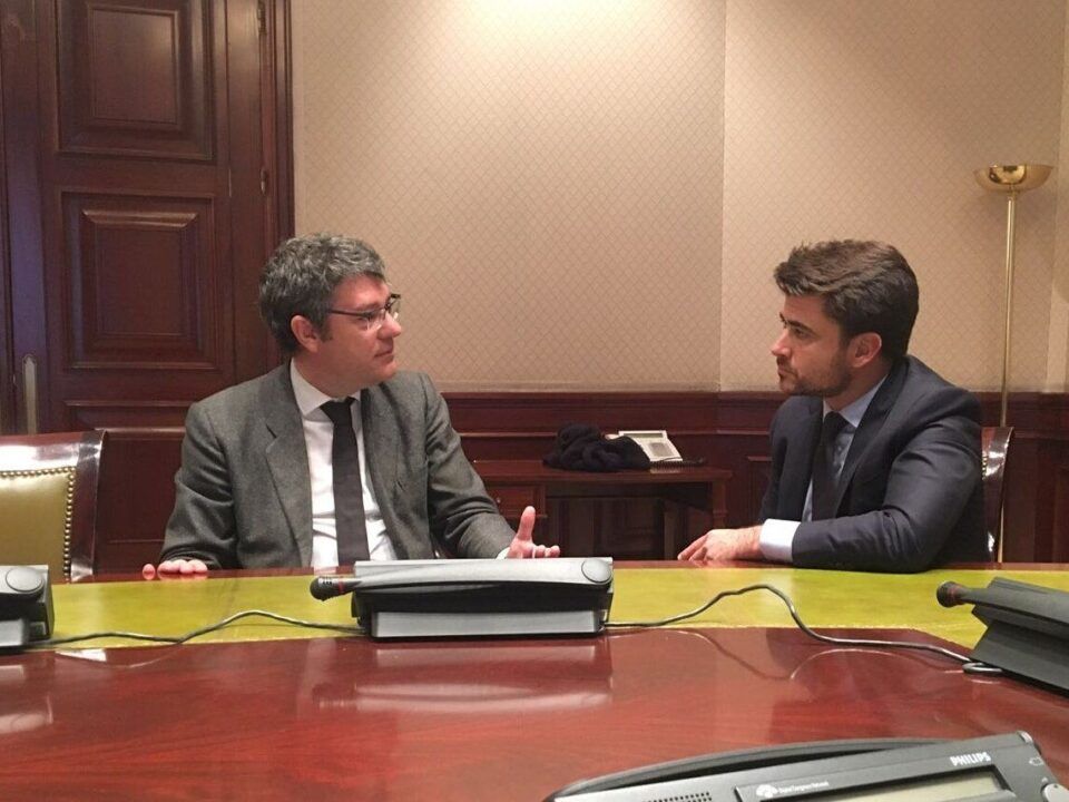 Encuentro entre el portavoz popular y el ministro de energía.
