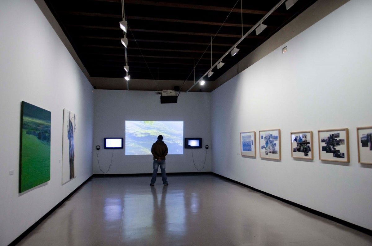 La sala de exposiciones, a disposición de la Junta, contrasta con el resto del edificio.