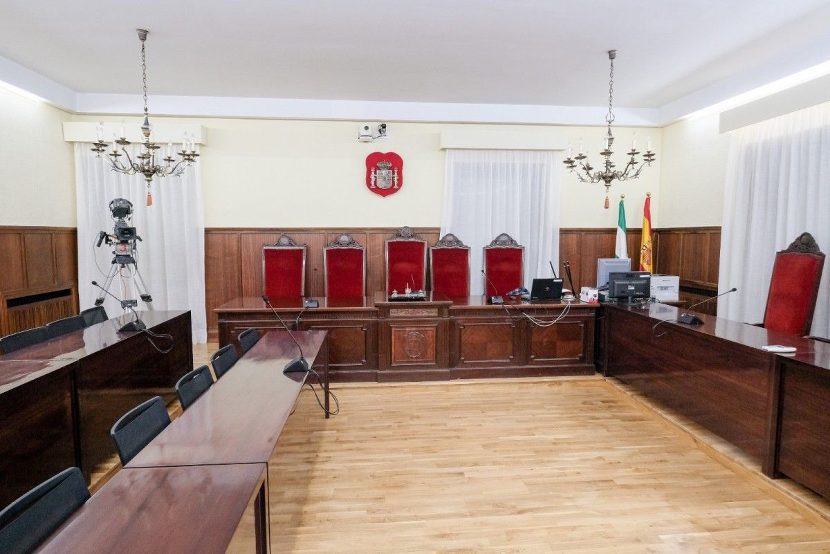 Sala de la Audiencia de Sevilla donde se celebrará el juicio por los ERE fraudulentos. Foto: Lince