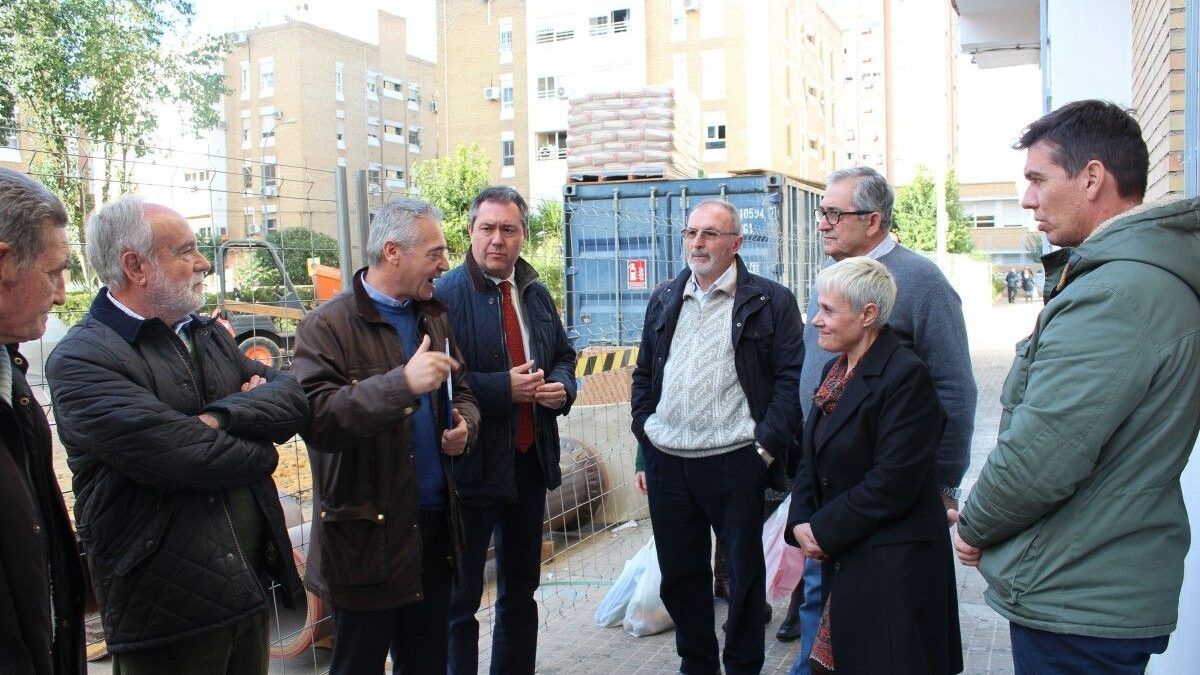 El alcalde visita las obras del barrio de San Carlos.