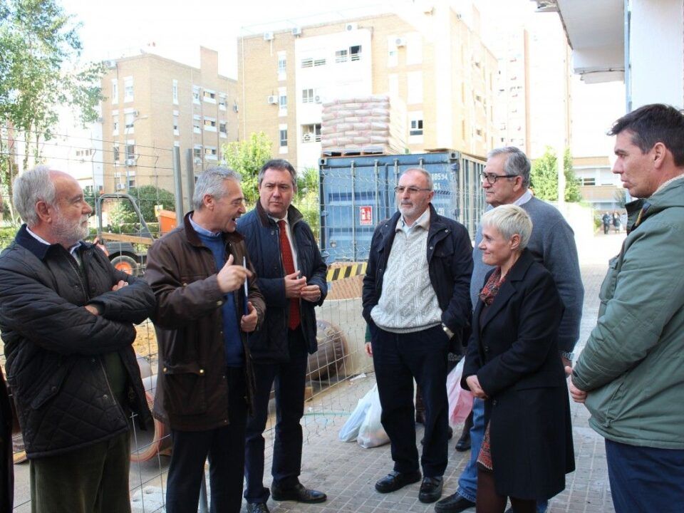 El alcalde visita las obras del barrio de San Carlos.
