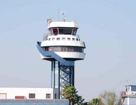 Un fallo informático en la torre de control obliga a cerrar el aeropuerto por más de una hora