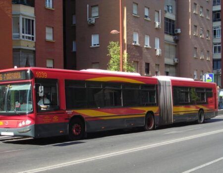 Tussam restituye las paradas suspendidas en las Tres Mil Viviendas