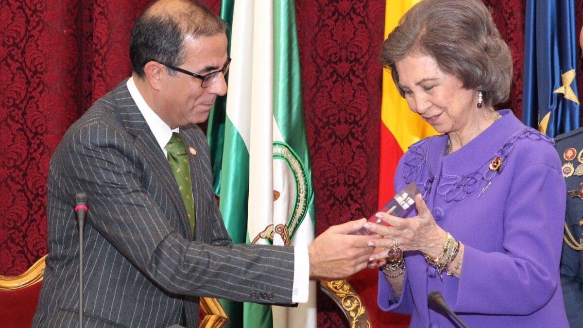 El Rector de la US entrega el premio "Carrillo Salcedo" a la reina emérita.