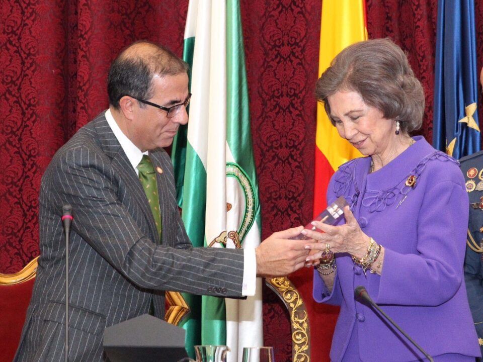 El Rector de la US entrega el premio "Carrillo Salcedo" a la reina emérita.