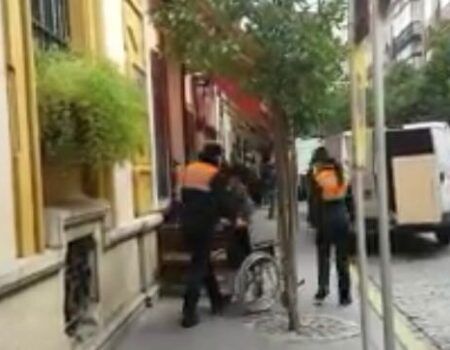 Un muestreo en el centro demuestra que los veladores siguen siendo un «obstáculo»