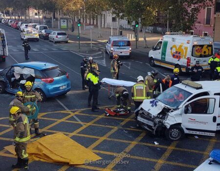 Cinco heridos en Torneo en una colisión entre una ambulancia y un turismo