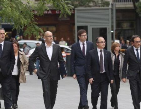 Los exconsejeros y los «Jordis» prometen respetar el orden constitucional y el 155
