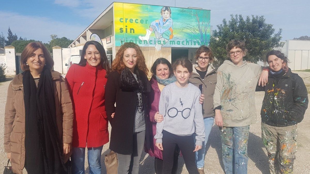 Grupo de artistas que han participado en la elaboración de los murales.