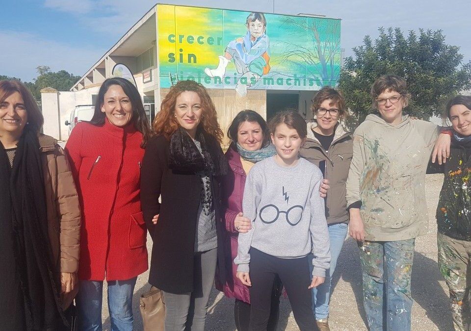 Grupo de artistas que han participado en la elaboración de los murales.