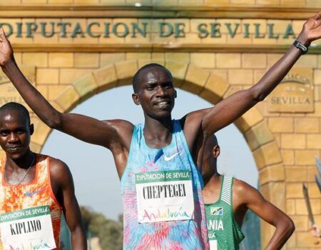 El ugandés Cheptegei gana un inédito Cross de Itálica, sin keniatas entre los diez primeros