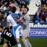 Un error clamoroso de Sergio Rico complica al Sevilla un partido que parecía resuelto