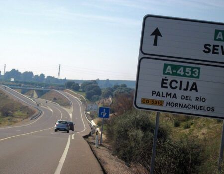 Muere al volcar su camión en el término municipal de Écija