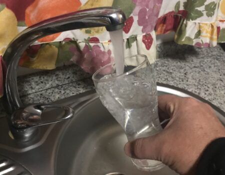 El agua del grifo de Sevilla, la mejor de España, según una cata a ciegas con un experto