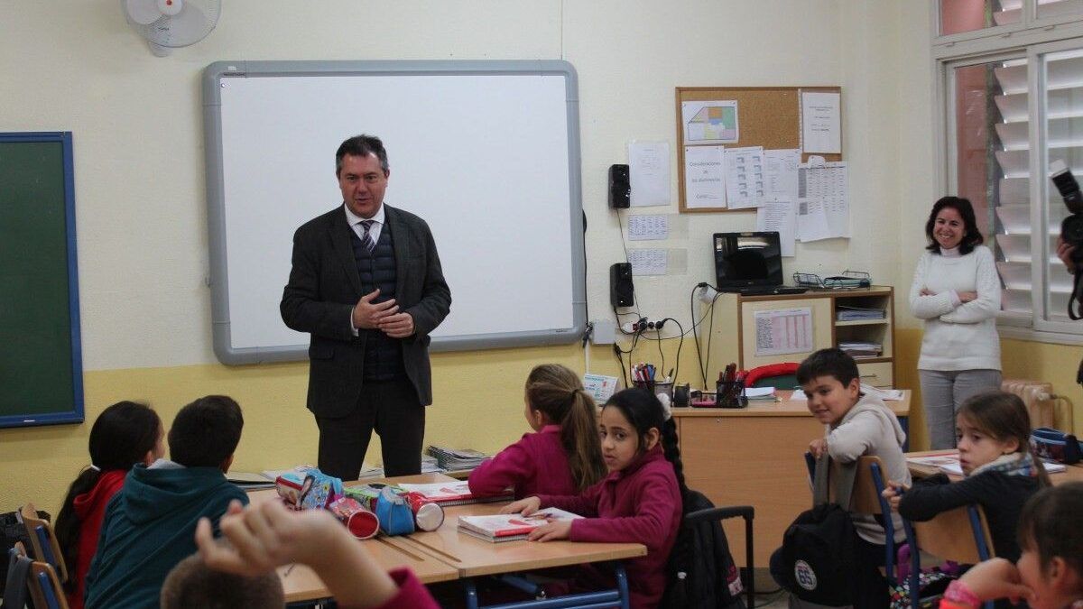 El alcalde ha presentado las actuaciones a desarrollar en los colegios durante 2018