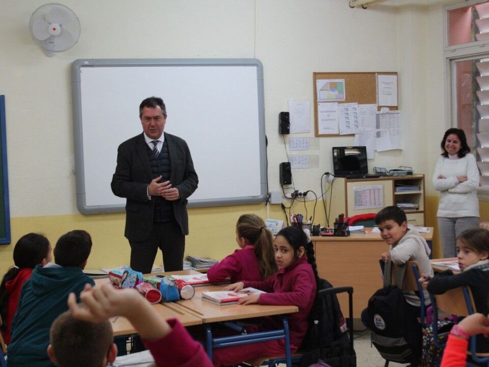 El alcalde ha presentado las actuaciones a desarrollar en los colegios durante 2018
