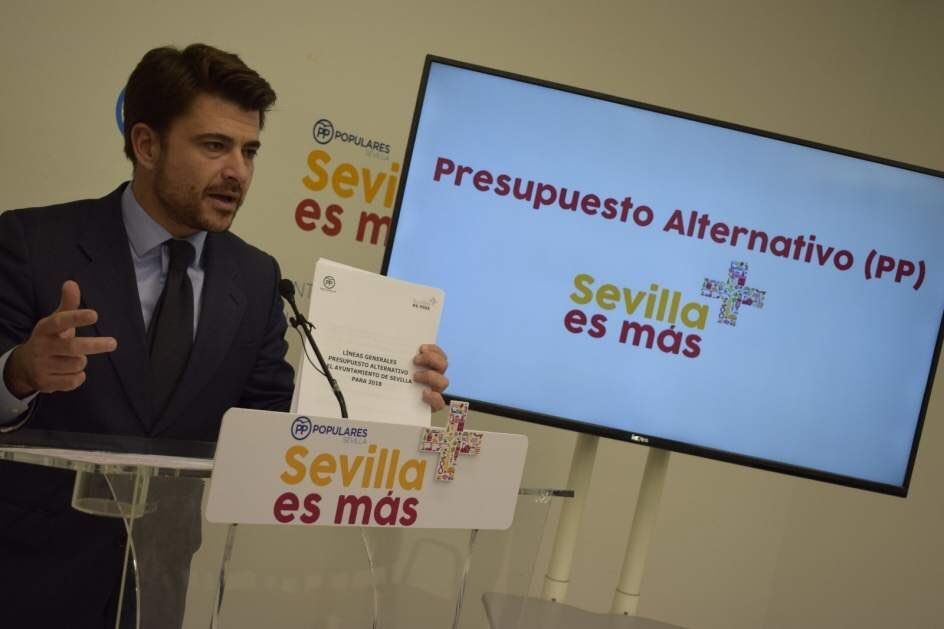 Beltrán Pérez, portavoz popular, en la presentación del "presupuesto alternativo" para Sevilla.