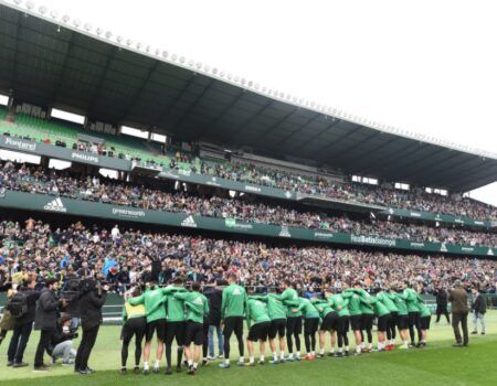 El Real Betis ultima la preparación del derbi ante 13.000 aficionados