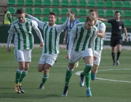 Loren renueva hasta 2021 con el Real Betis, que apura sus opciones por Bartra