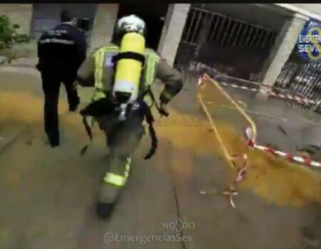 El vapor de agua de una ducha que salía por una ventana provoca la actuación de Bomberos, Policía y 061