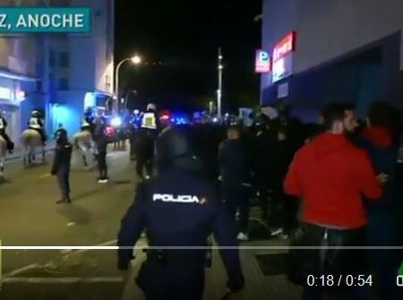 Peleas entre ultras de Sevilla FC y Cádiz CF antes del partido de Copa