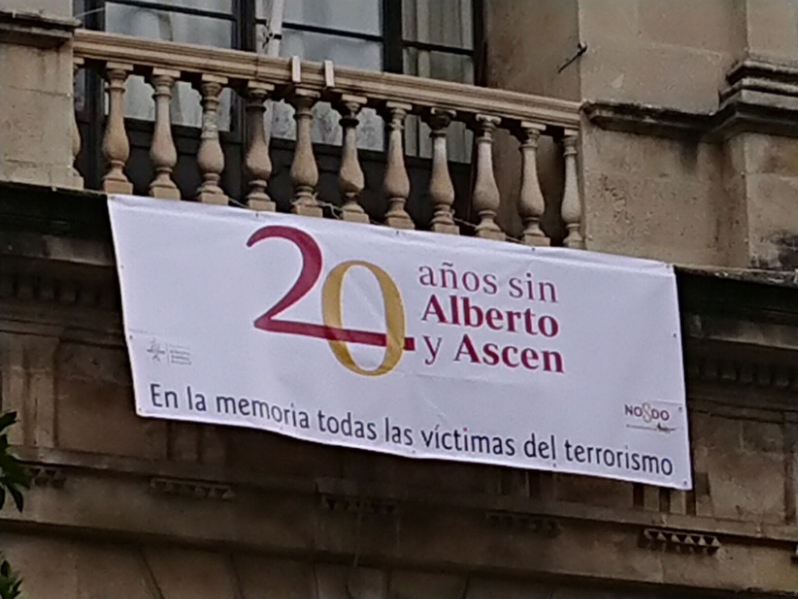 Cartel conmemorativo en la fachada del Ayuntamiento de Sevilla