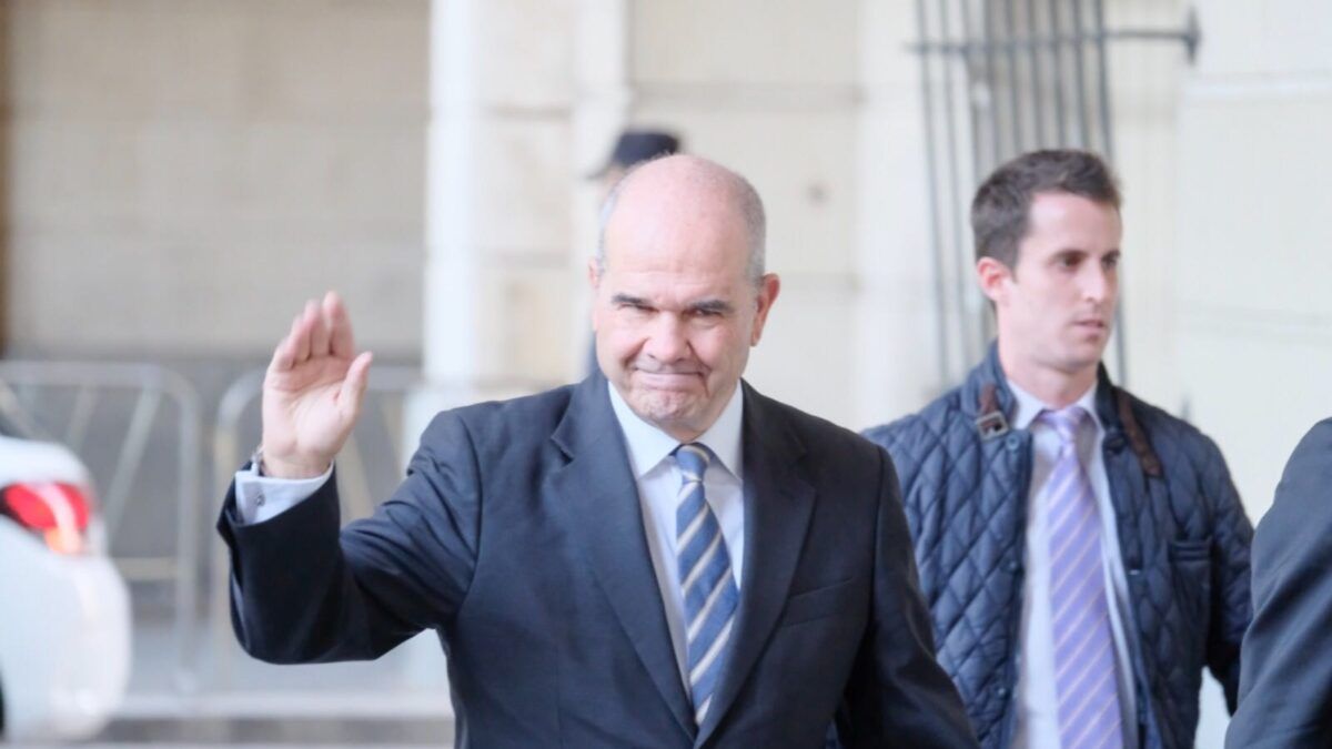 El ex presidente Manuel Chaves, a las puertas de la Audiencia de Sevilla donde se celebra el juicio por los falsos ERE. Foto: Lince