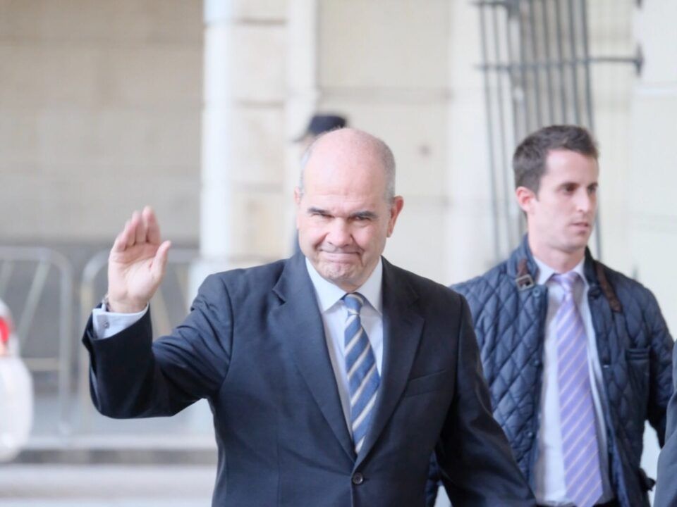 El ex presidente Manuel Chaves, a las puertas de la Audiencia de Sevilla donde se celebra el juicio por los falsos ERE. Foto: Lince