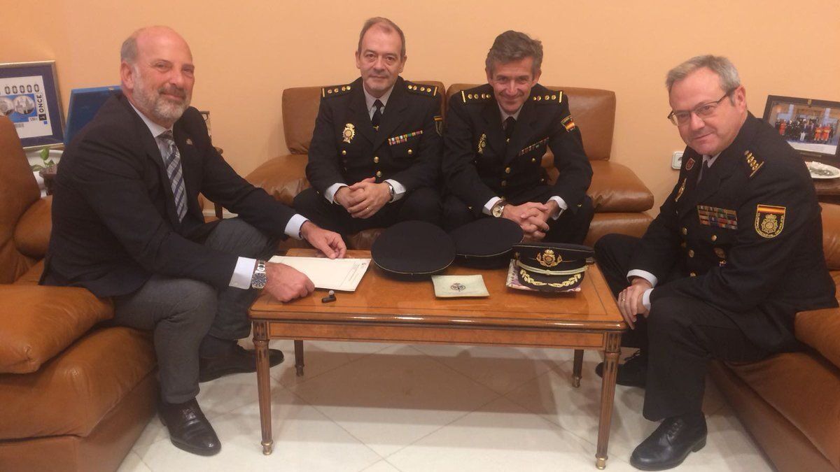 Los nuevos comisarios, con el comisario provincial y el subdelegado del gobierno en Sevilla.