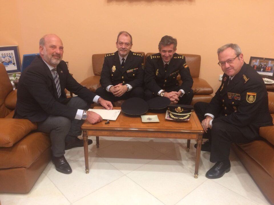 Los nuevos comisarios, con el comisario provincial y el subdelegado del gobierno en Sevilla.