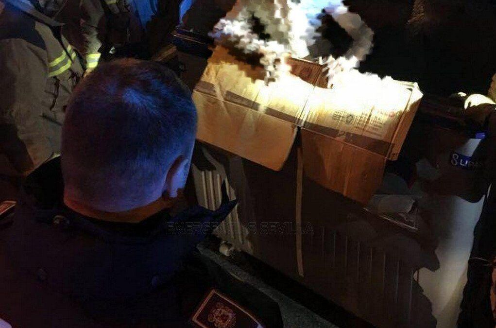 El hombre ha estado a punto de ser prensado por el camión de Lipasam