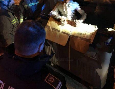 Un hombre, que dormía en un contenedor, a punto de ser prensado por un camión de Lipasam