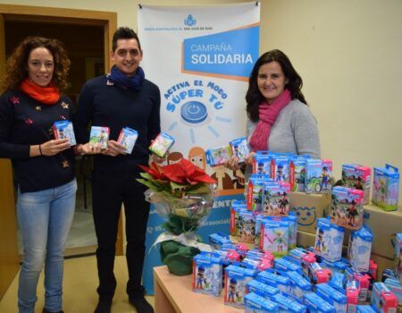 La Policía Local entrega juguetes a la Obra Social de San Juan de Dios para los hijos de las familias que atienden