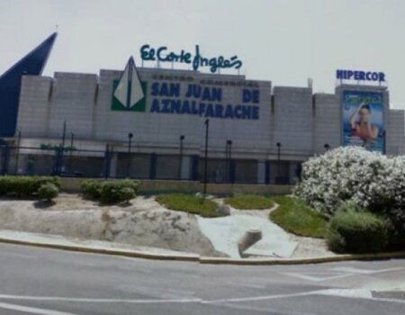 Un vigilante evita a tiros un asalto a El Corte Inglés de San Juan de Aznalfarache
