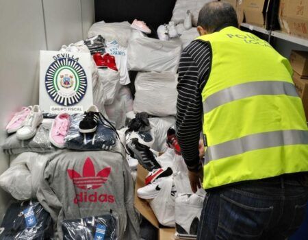 La Policía Local se incauta de más de dos mil prendas falsificadas en el mercadillo de Alcosa