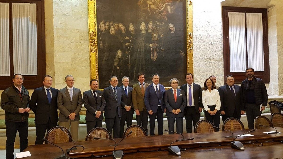 Foto alcalde recepción Hdad. Macarena